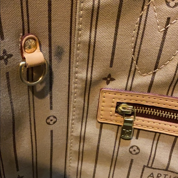 Louis Vuitton Neverfull MM - Picture 11 of 16